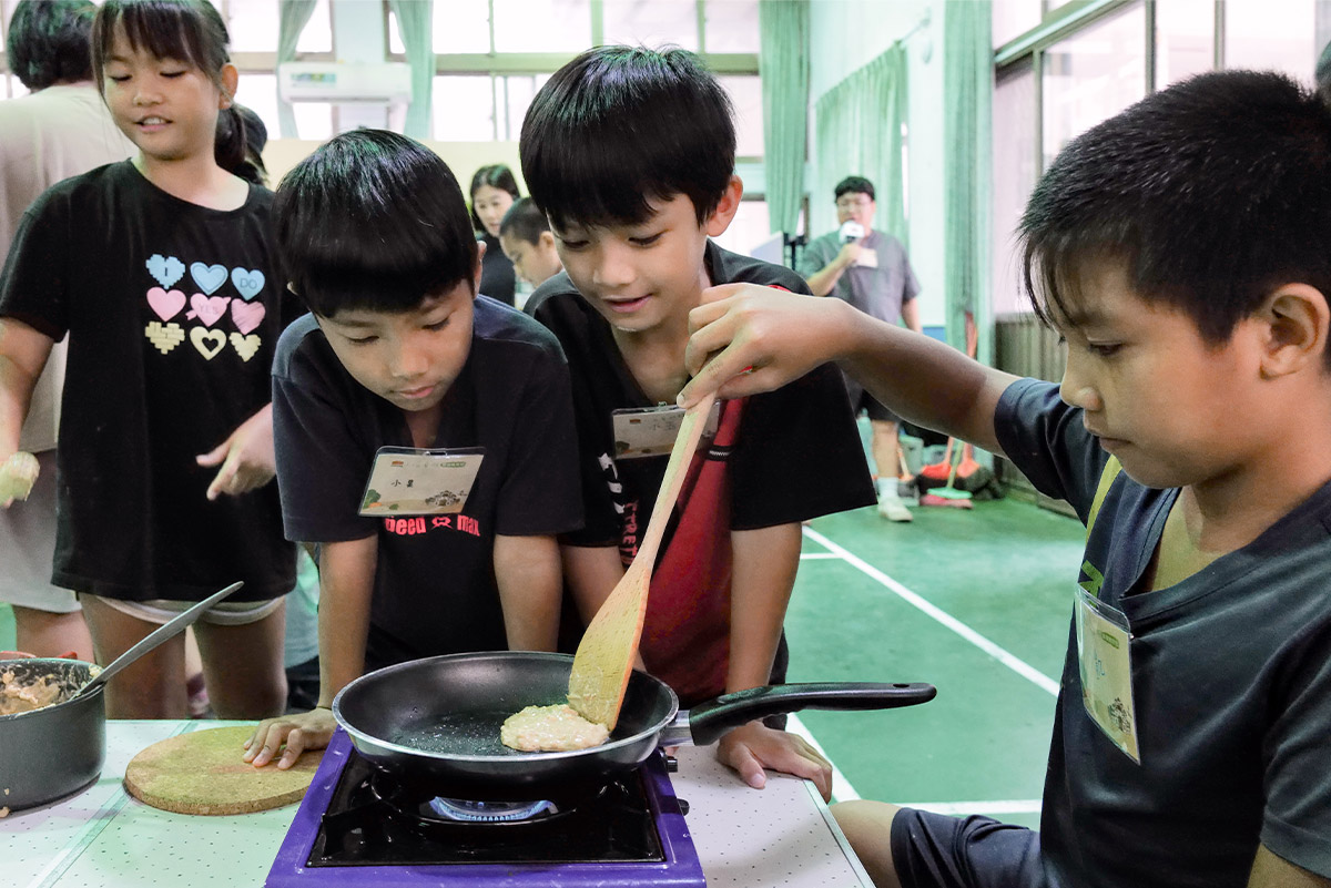 右圖：佳格營養教育營融入美育課程、引導博幼學童五育發展